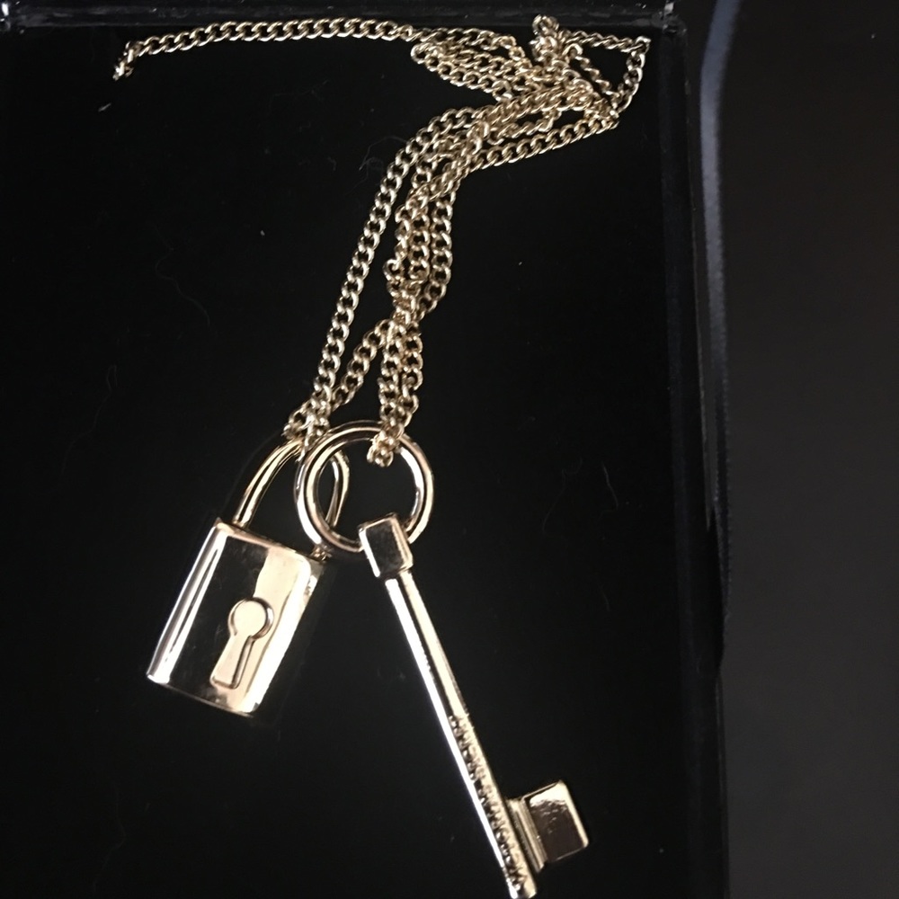 VS Lock N Key Chain Necklace