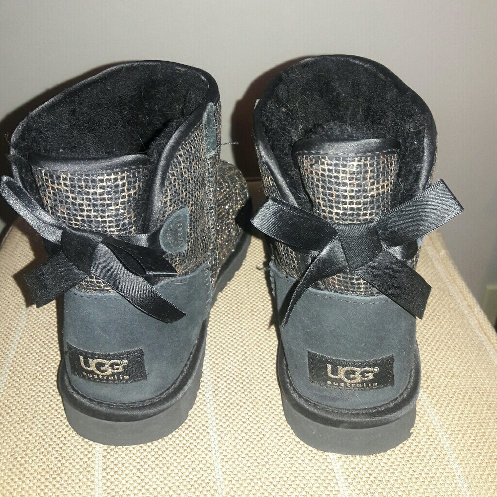 ****SOLD****Like new!! Uggs Leopard short boots