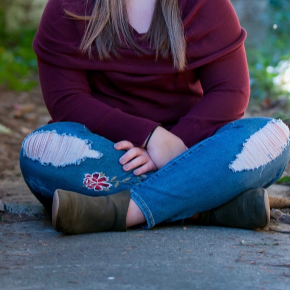 Fashion embroidered ripped jeans