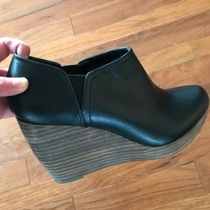 Dr. Scholl’s, worn twice, size 8 closed toe wedges
