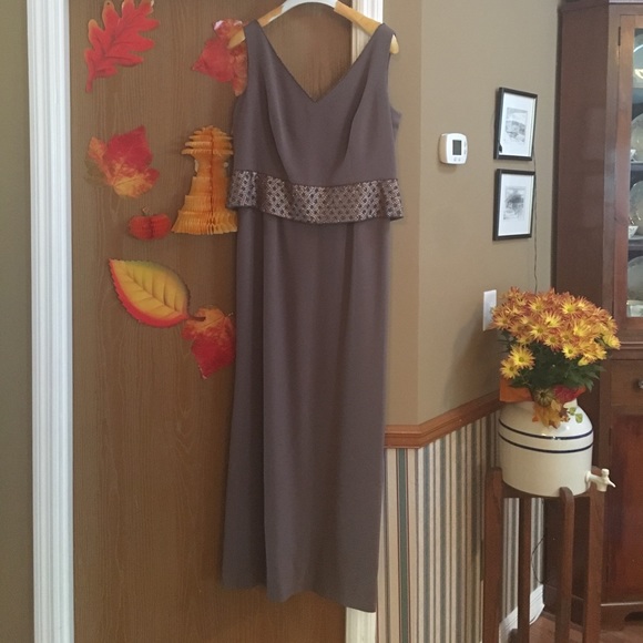 Brownish purple gown - Picture 2 of 4