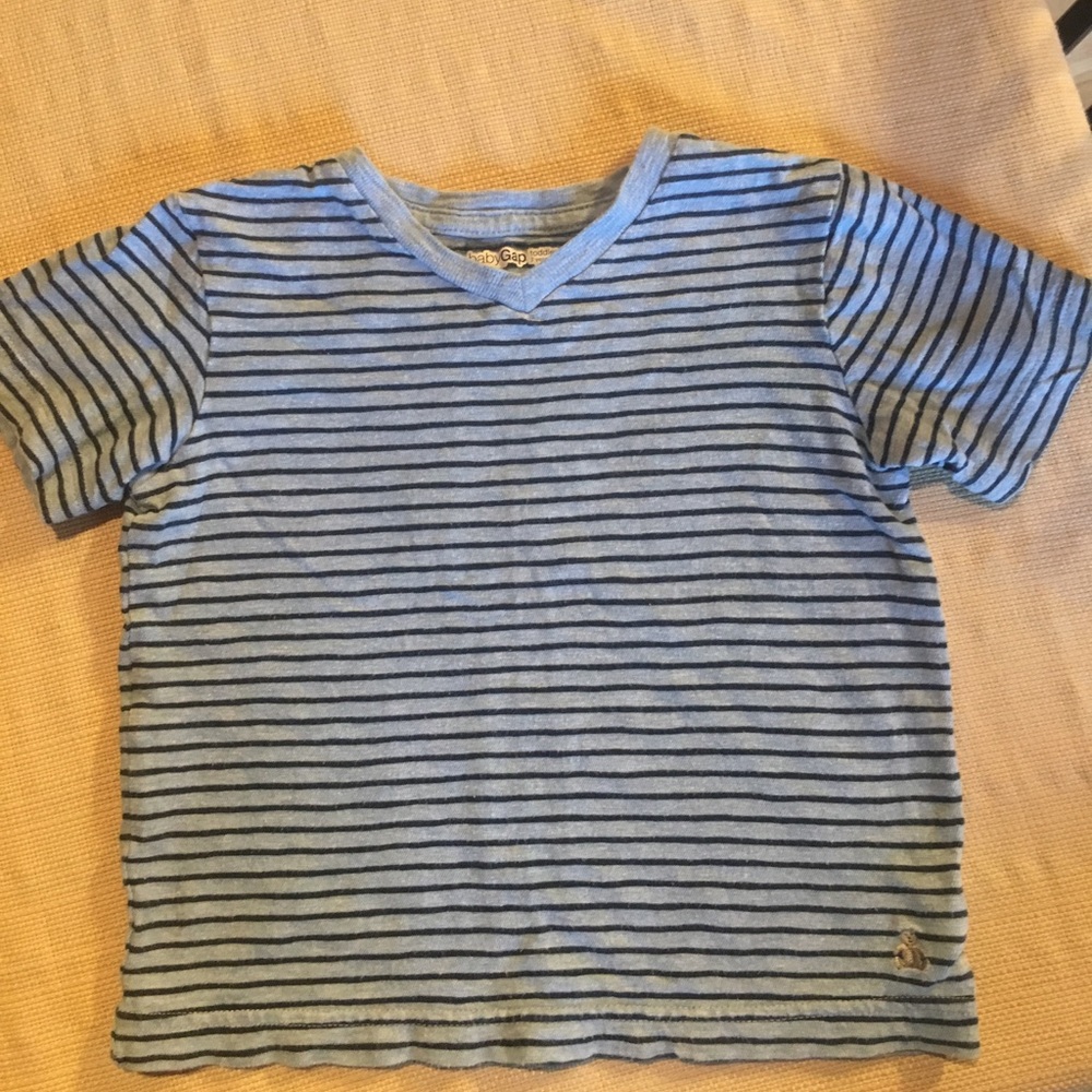 GAP v-neck T