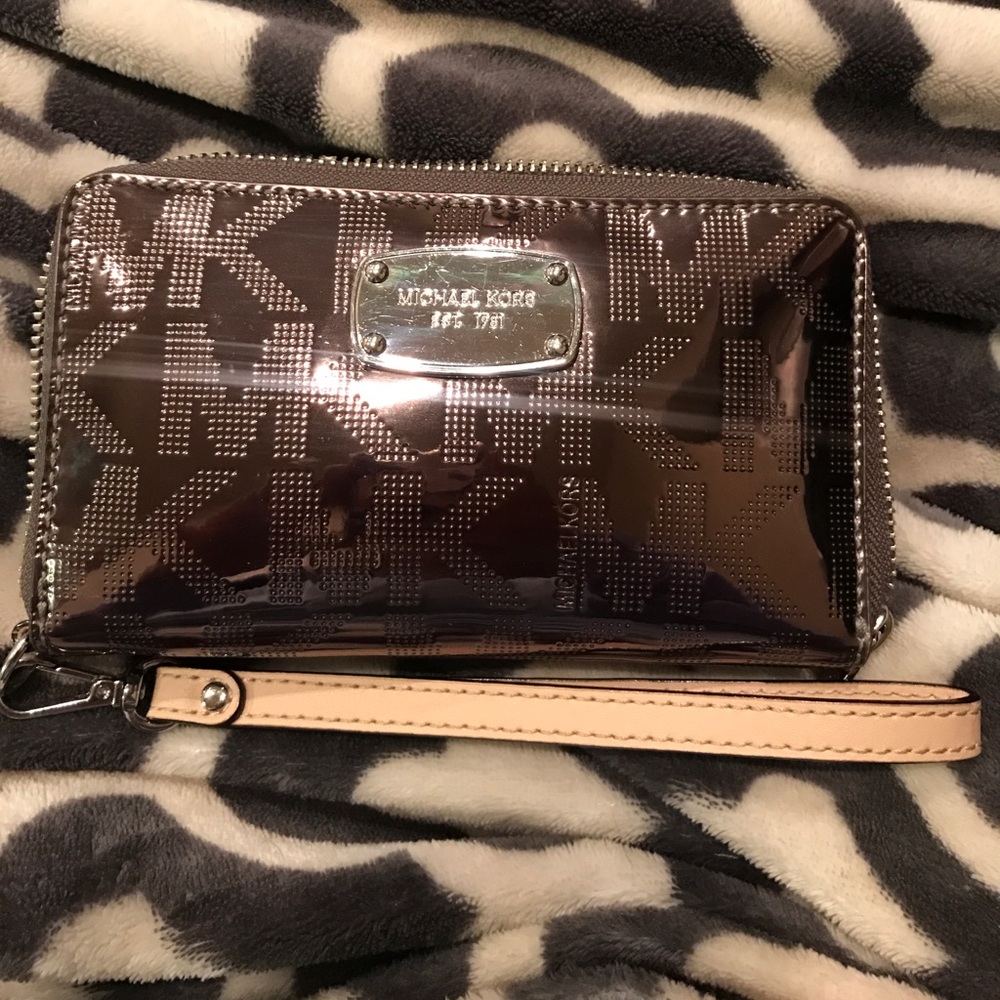 Michael kors smart phone wristlet