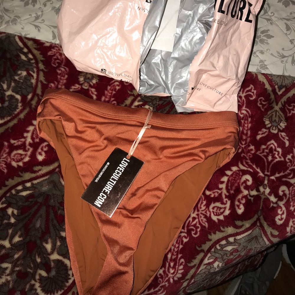 High-waisted bikini bottom.