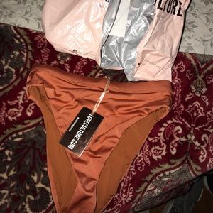 High-waisted bikini bottom.