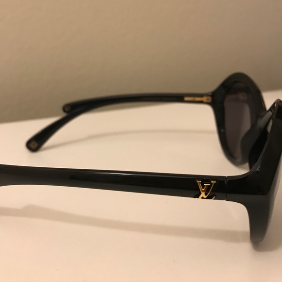 Black Louis Vuitton sunglasses - Picture 2 of 4