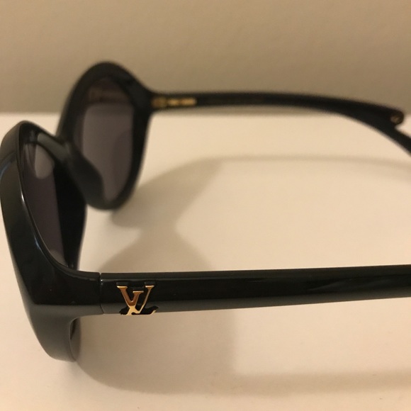 Black Louis Vuitton sunglasses - Picture 3 of 4
