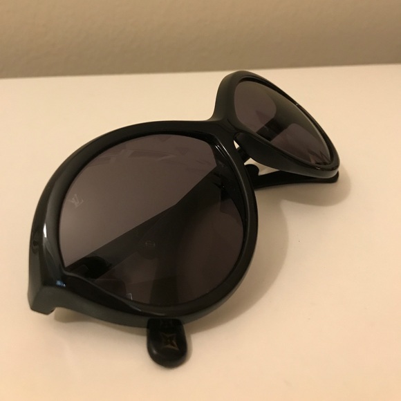 Black Louis Vuitton sunglasses - Picture 4 of 4