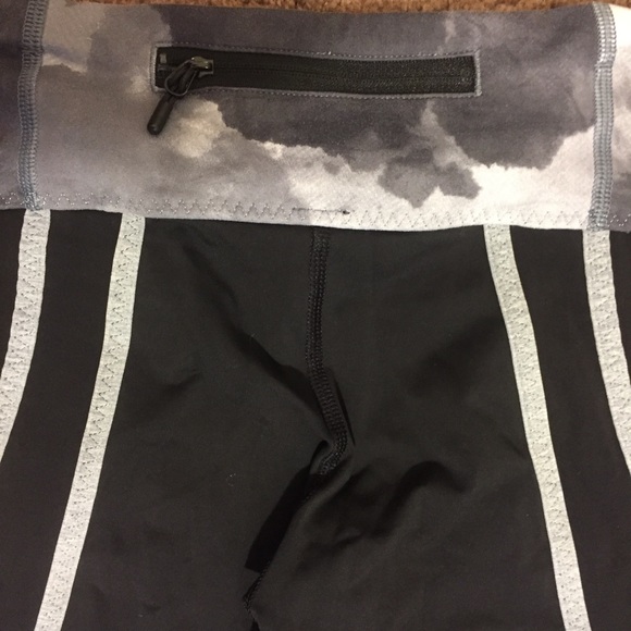 Lululemon Black and Grey Cropped Leggings - Picture 4 of 6