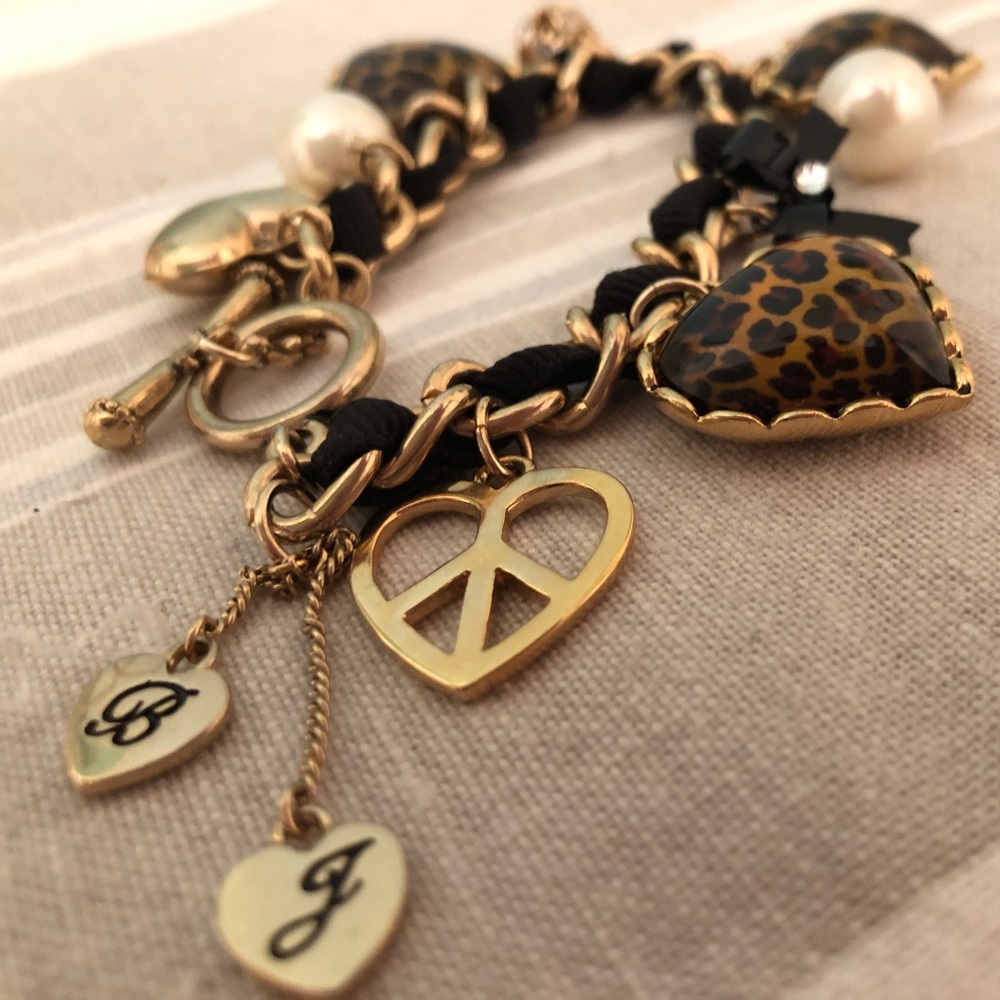 New without tag Betsey Johnson charm bracelet