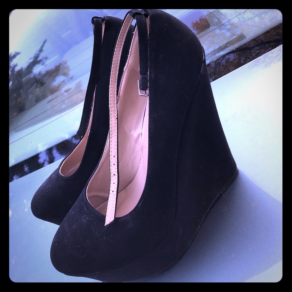 ✨SALE✨Black Wedges