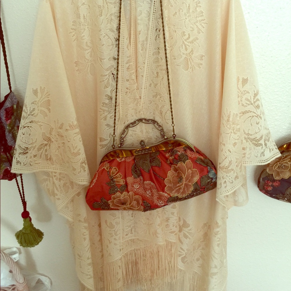 Tunic and vintage red bag