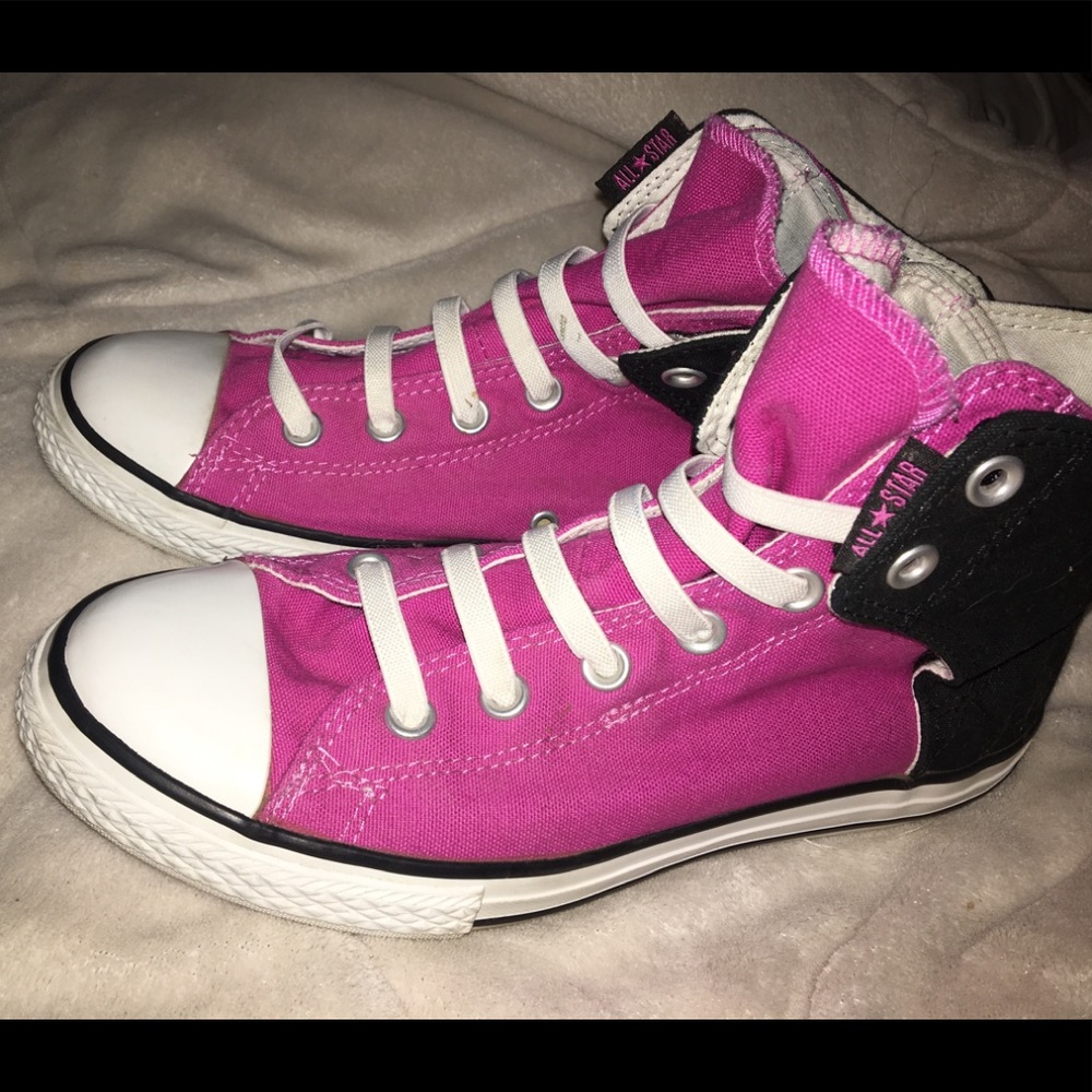 Pink and black Velcro converse 😍