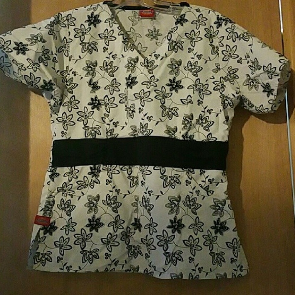 Scrub Top & Bottom Set - Picture 2 of 5
