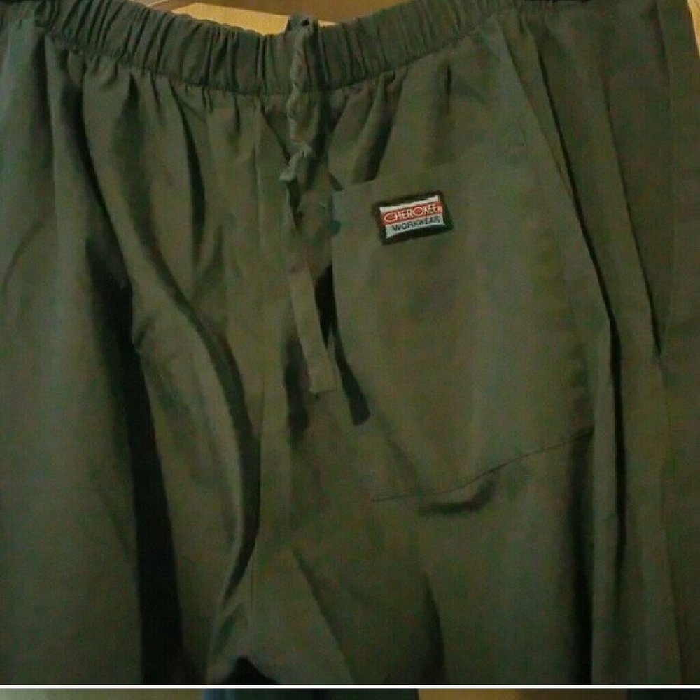 Scrub Top & Bottom Set - Picture 4 of 5