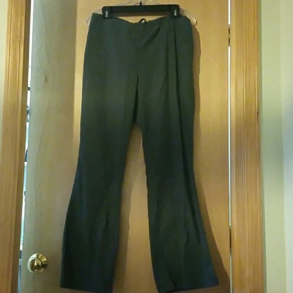 Scrub Top & Bottom Set - Picture 5 of 5