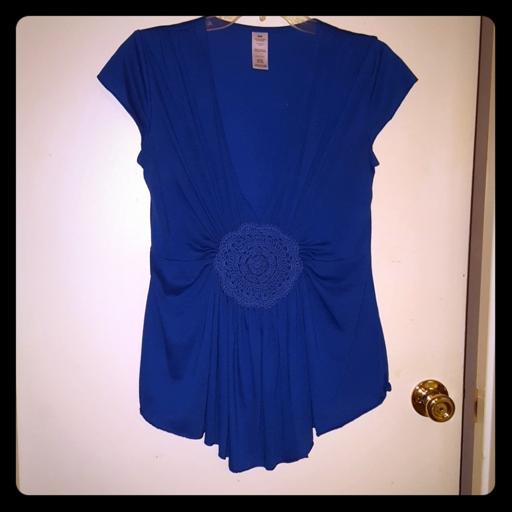 😃HOST PICK!!😃 V-neck top with crochet medallion