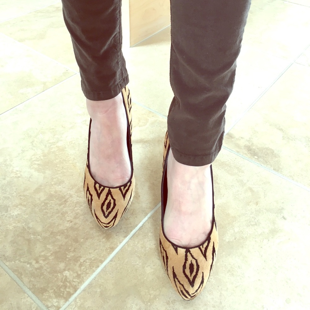 BCBGeneration Tribal Suede Platform Pumps • Sz 8M