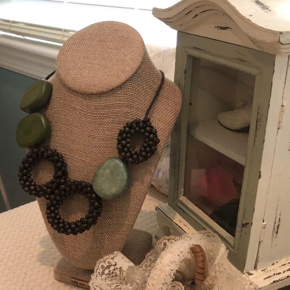 NWOT Large chunky statement necklace made of resin