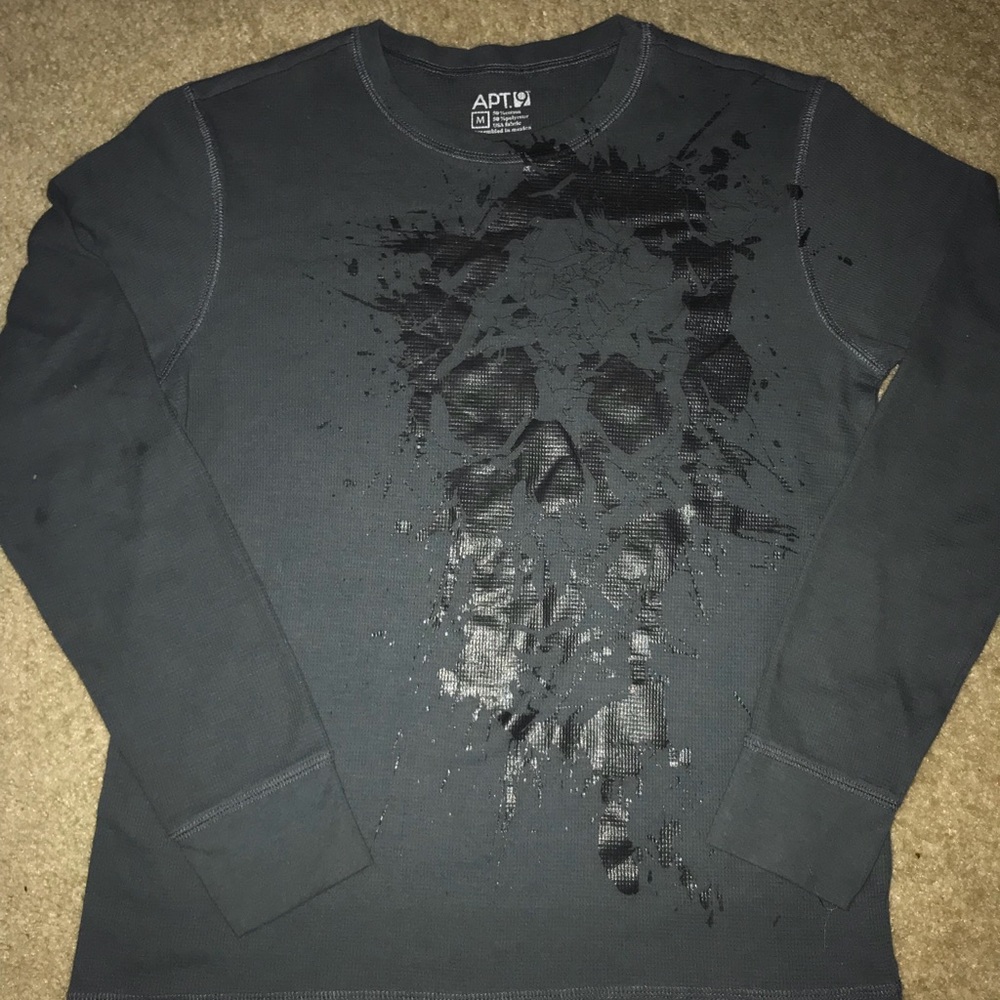NWOT Apt. 9 , Gray Thermal Shirt w/ Black Skull!