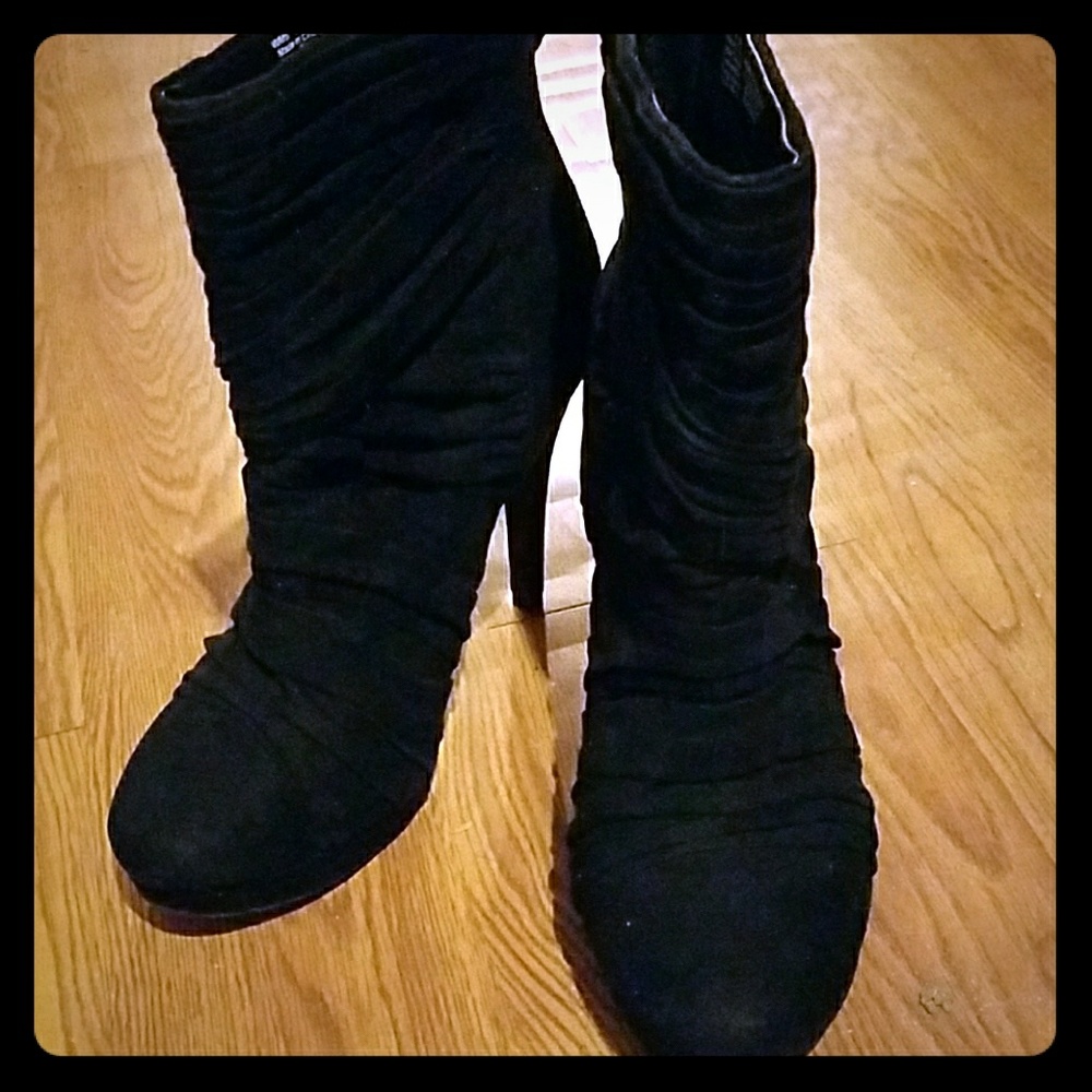 Black heeled boots