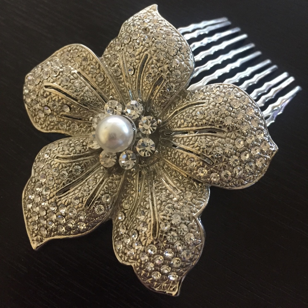 *Brand New* Rhinestone Flower Hair Comb