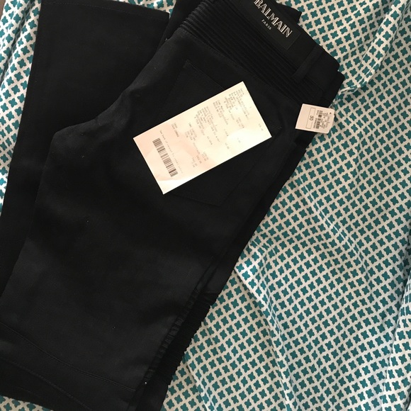 A PAIR OF BLACK BALMAIN JEANS