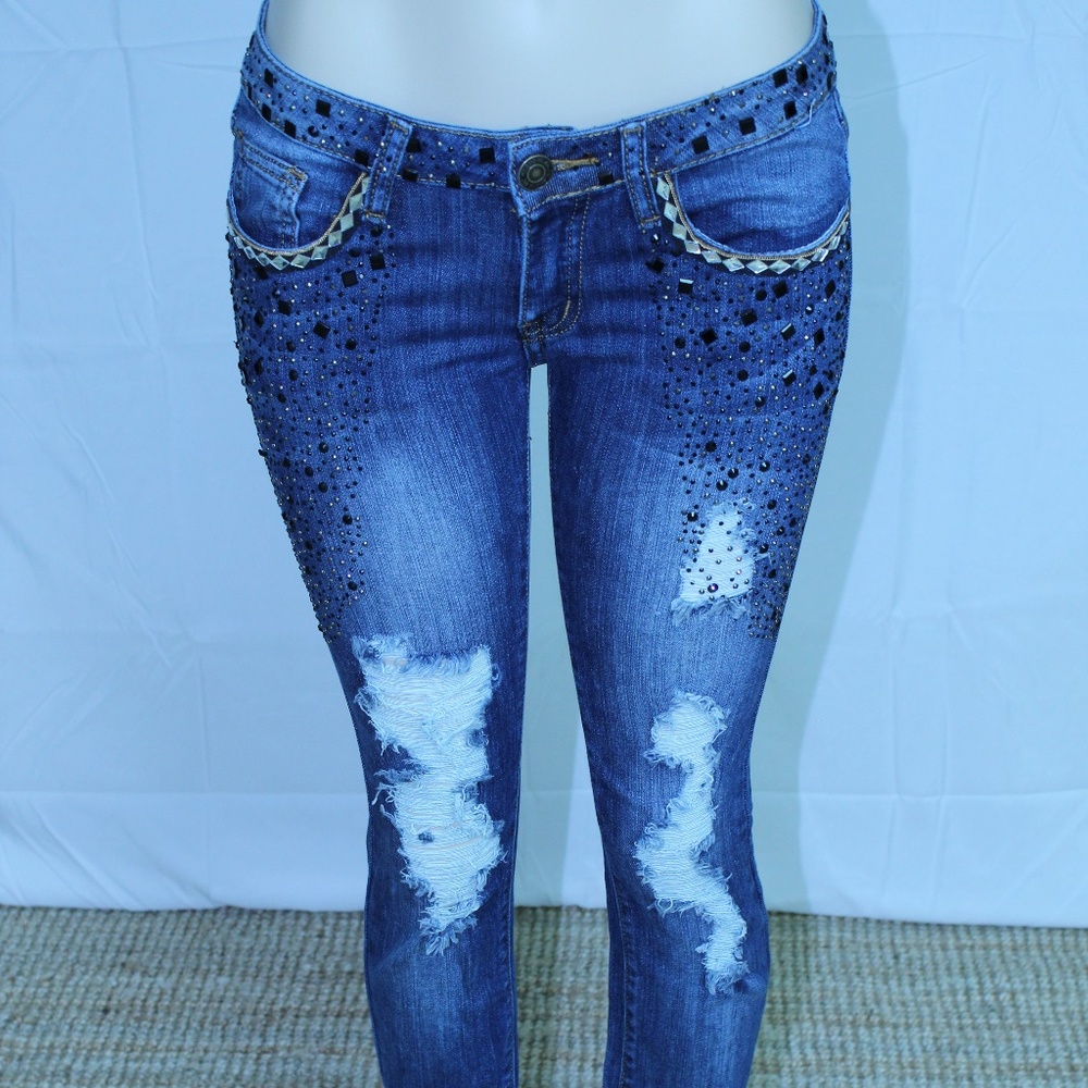 Skinny Jeans with Embrioided Rhinestones