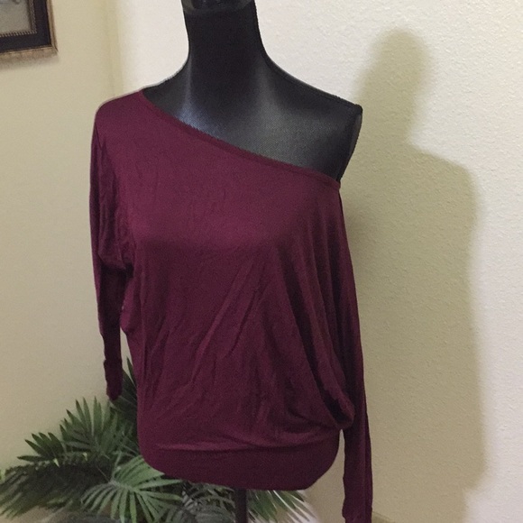 Off the shoulder long sleeve top🍒 - Picture 2 of 5