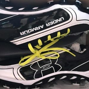 Women softball cleats