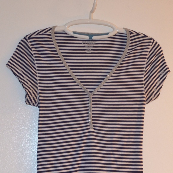 Old Navy gray, white & navy v-neck T-shirt - Picture 2 of 4