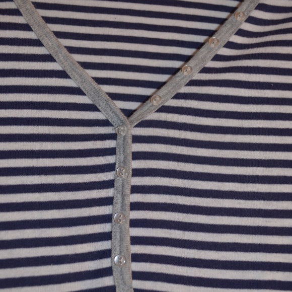 Old Navy gray, white & navy v-neck T-shirt - Picture 3 of 4