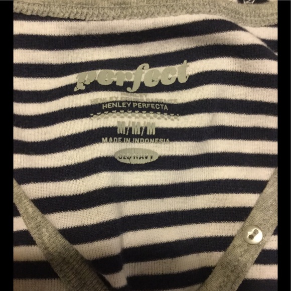 Old Navy gray, white & navy v-neck T-shirt - Picture 4 of 4