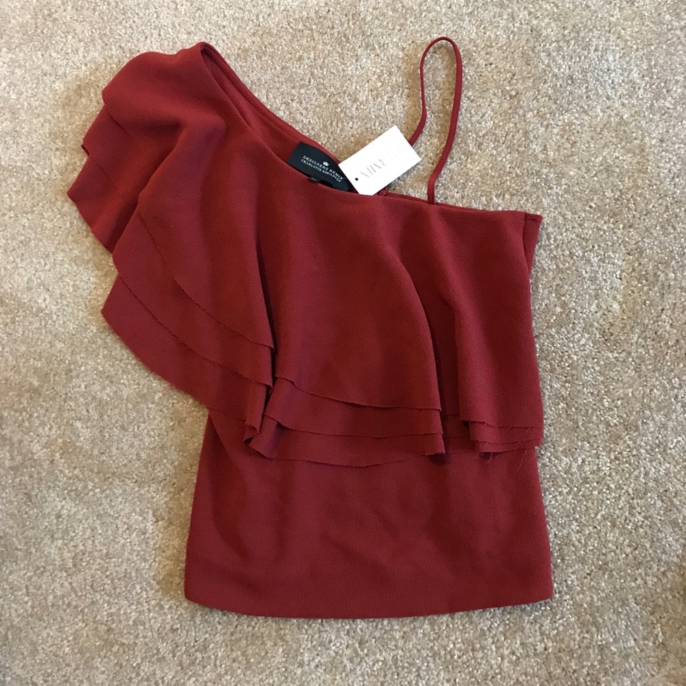 Red one-shoulder top by Charlotte Eskildsen