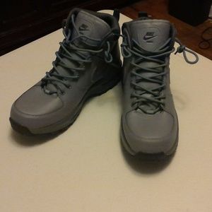 NIKE GREY  MEN BOOTS USED BUT IN GOOD CONDITION!