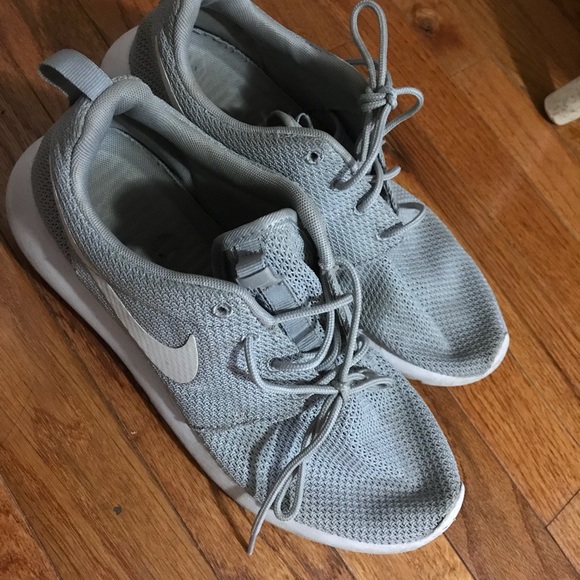 Nike Roshe One - Picture 1 of 3