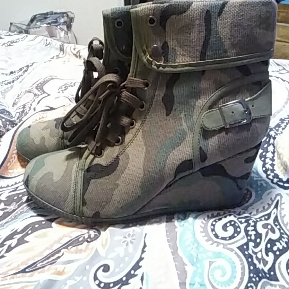 Army camouflage wedged boots