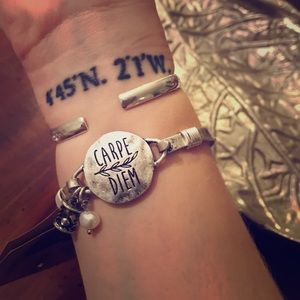 Last Day ☃️Boutique// engraved disk hook bangle