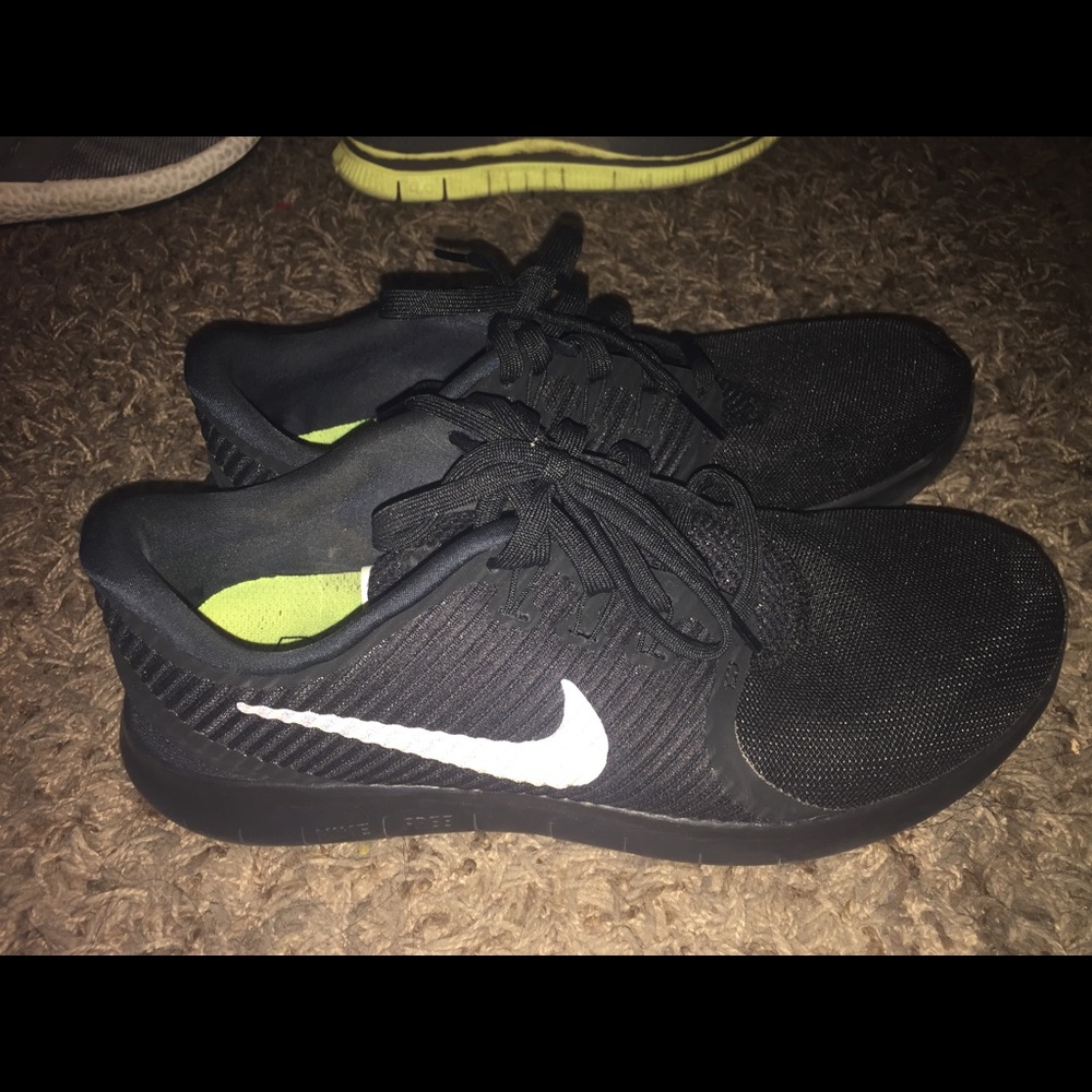 Black Nike free runs