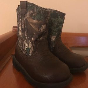 Toddler camo boots