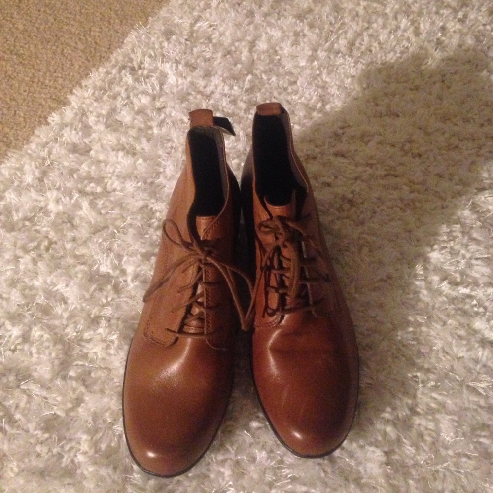 NWT Clarks leather booties -size 7.5