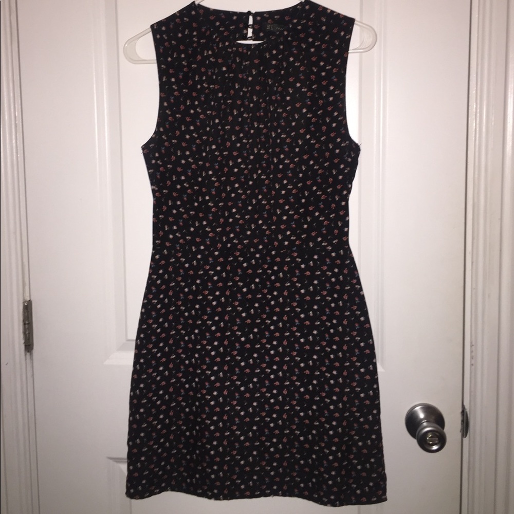 Patterned dress with back cut-out