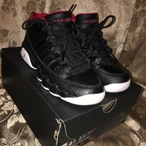 Air Jordan 9 Retro Low Bred