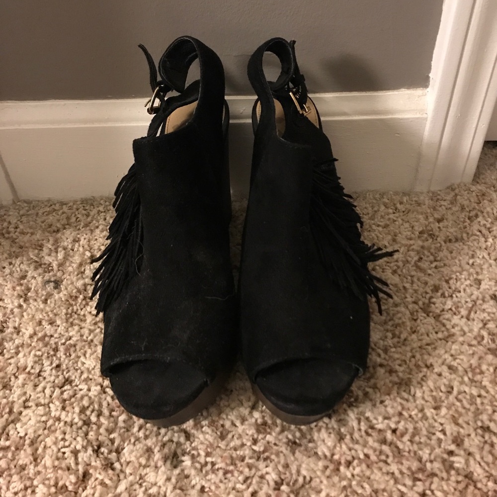 Black fringe wedge shoe