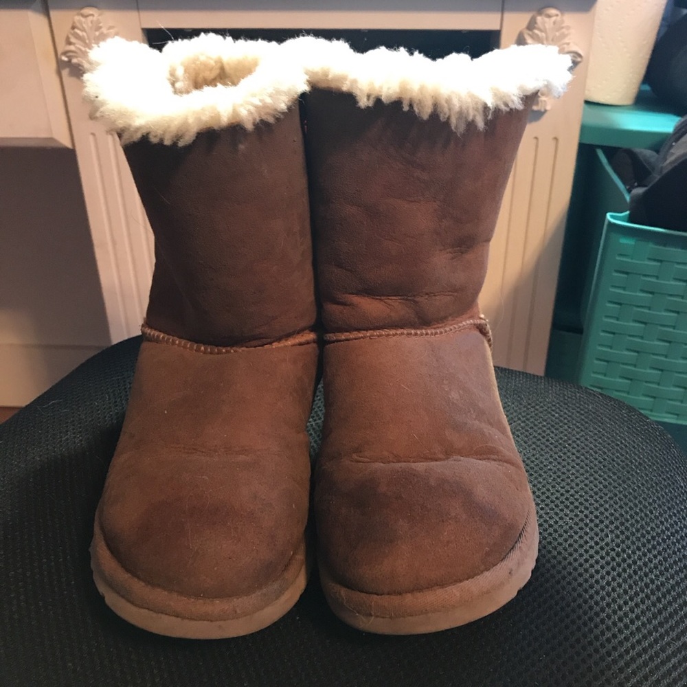 UGGS Bailey Bow Short Chestnut Size 6