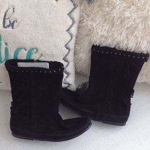 Minnetonka Luna fringe boot in black