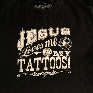 Jesus loves me and my tattoos men’s sm t-shirt