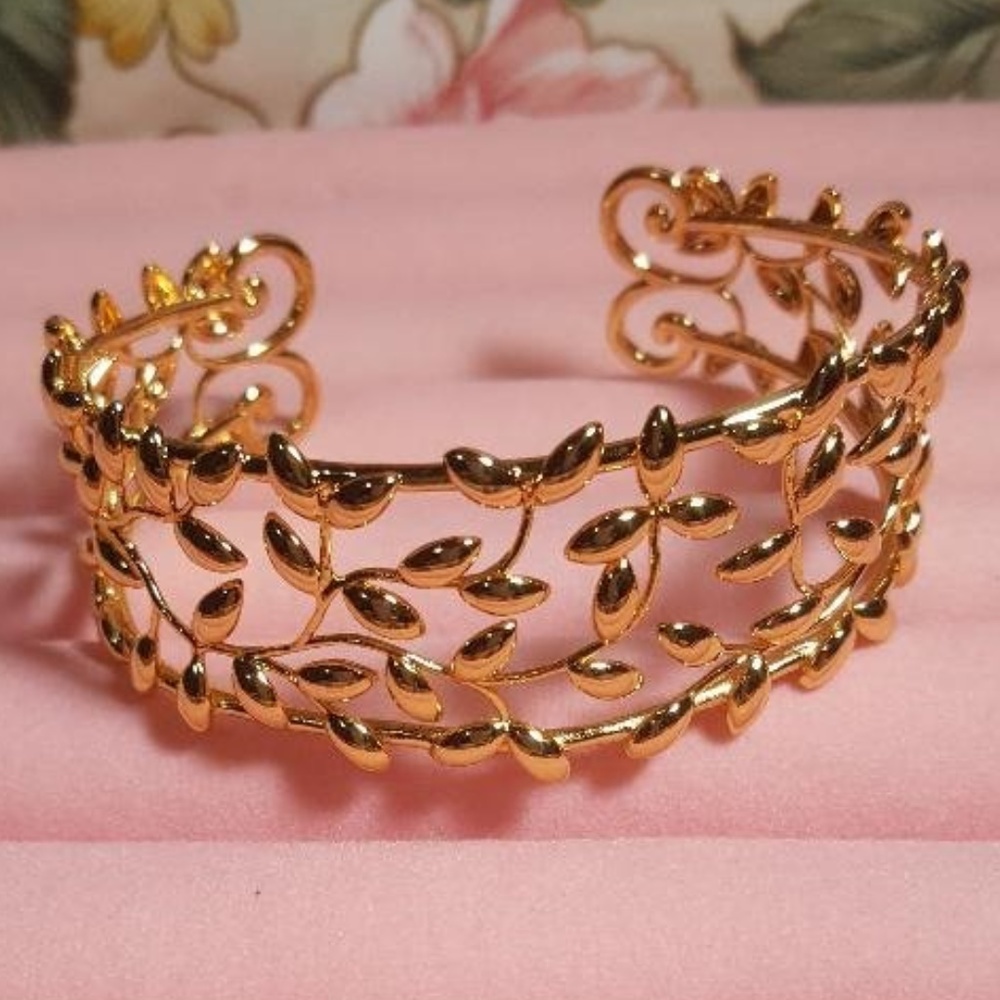 Gold fashion braclet bangle