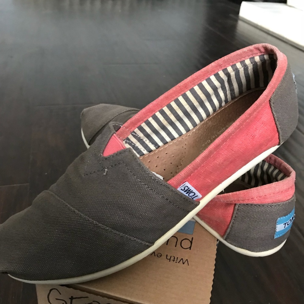 Preloved Toms. Size 7. Still in good condition.