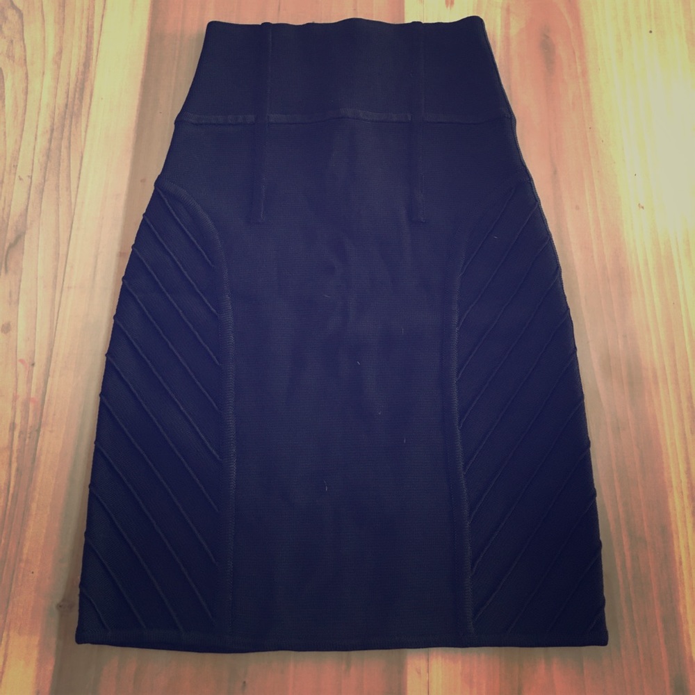 Aritzia // Wilfred Black Body Con Pencil Skirt